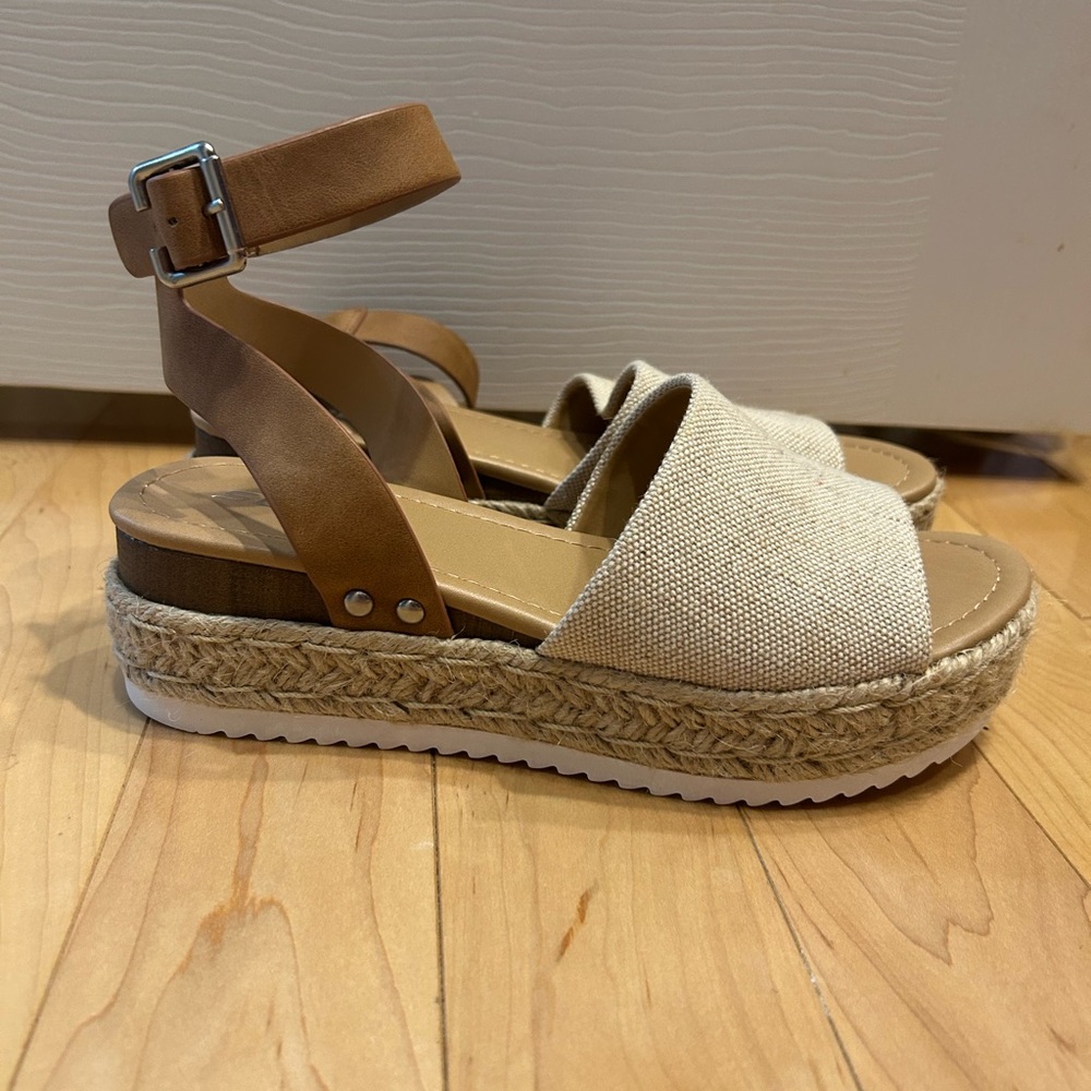 SODA brand Platform Women's Beige Espadrille Sandals, size 8.5